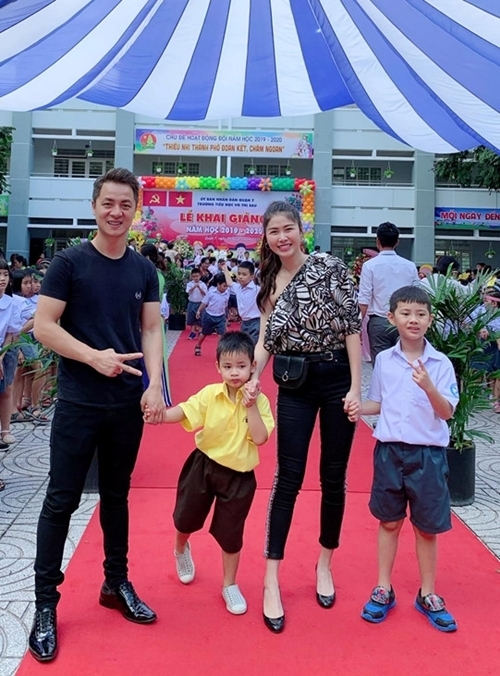 sao viet dua con den truong khai giang don nam hoc moi