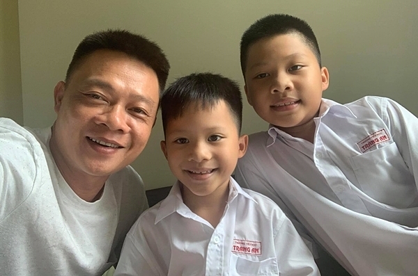 sao viet dua con den truong khai giang don nam hoc moi