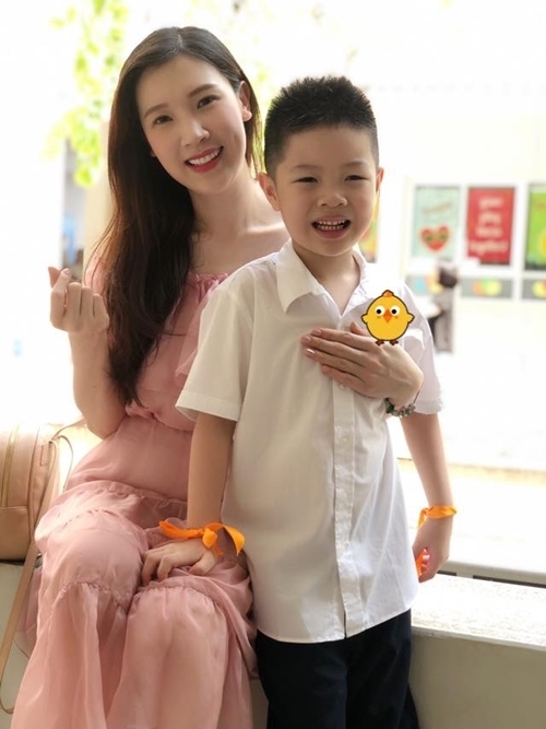 sao viet dua con den truong khai giang don nam hoc moi