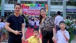 Sao Việt đưa con đến trường khai giảng đón năm học mới