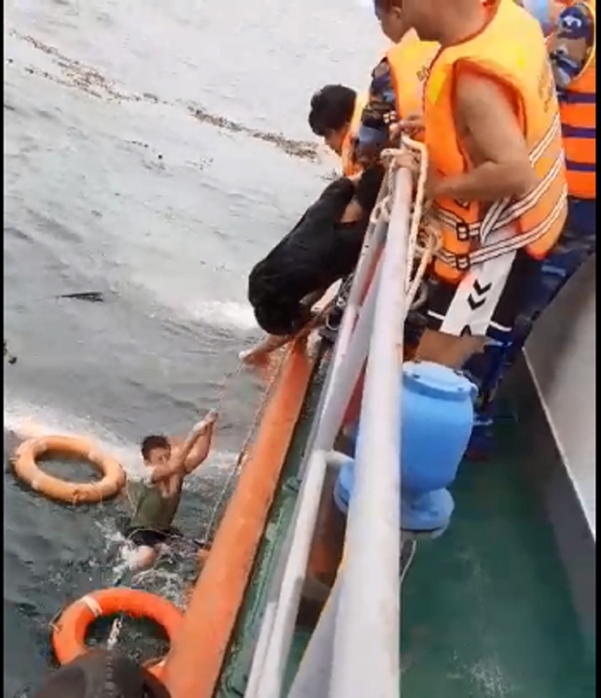 25 gio nhai beo doi mat voi tu than giua bien khoi cua 4 ngu dan nghe an