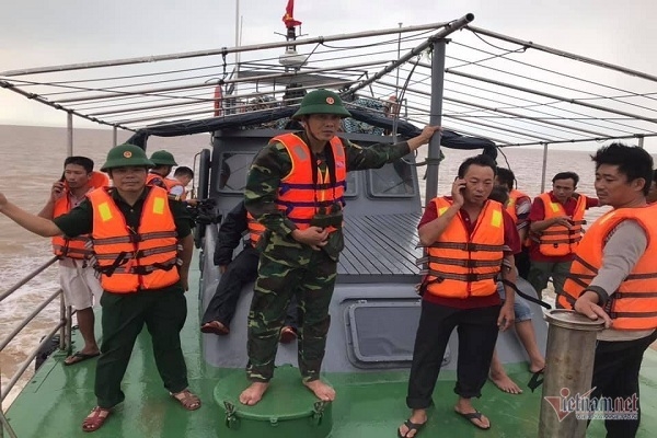 25 gio nhai beo doi mat voi tu than giua bien khoi cua 4 ngu dan nghe an