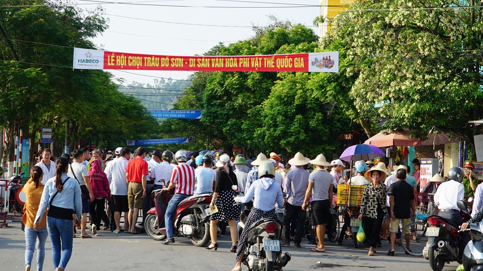hang van nguoi chen nhau xem choi trau do son
