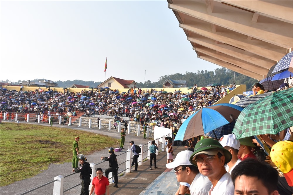 hang van nguoi chen nhau xem choi trau do son