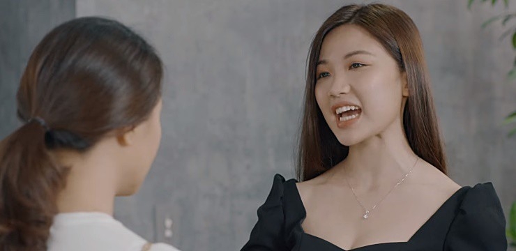 nhung nghich ly trong hoa hong tren nguc trai khien khan gia buc xuc