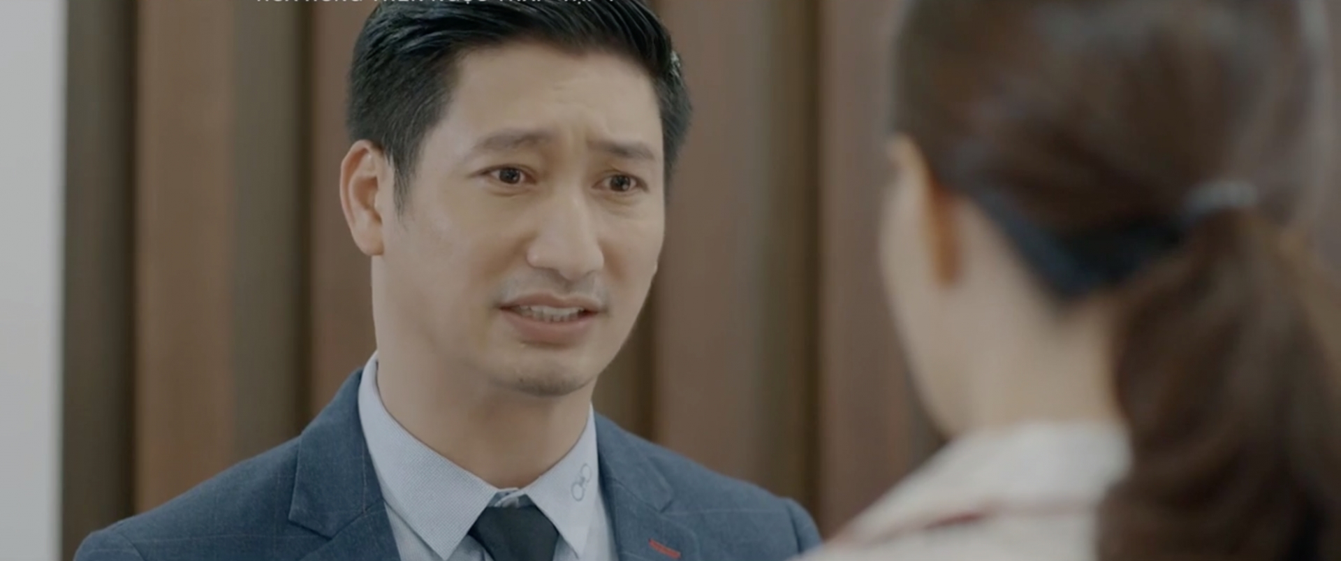 nhung nghich ly trong hoa hong tren nguc trai khien khan gia buc xuc