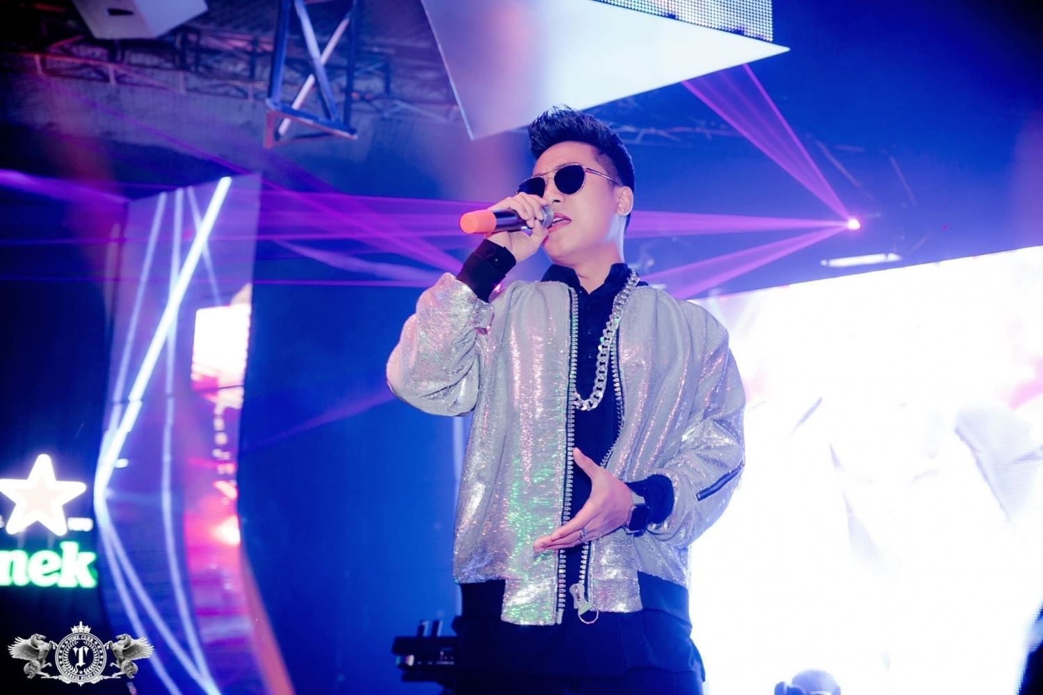 tin tu c sao vie t 1712 chau kha i phong bi kha n gia ne m bu a dinh len san kha u cong vinh ta ng sinh nha t vo so tie n khu ng nhung va n bi cha t v
