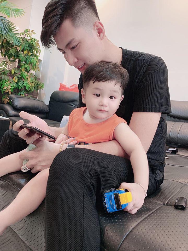 tin tu c sao vie t 2612 ca si tua n hung vie t tam thu ngo t nga o cho con ga i die u nhi dang a nh do n gia ng sinh cu ng anh tu