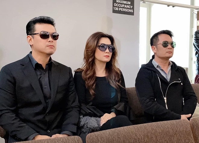 bang kieu va ban trai moi cua vo cu cung xuat hien trong mot khung hinh gay chu y voi nhieu nguoi