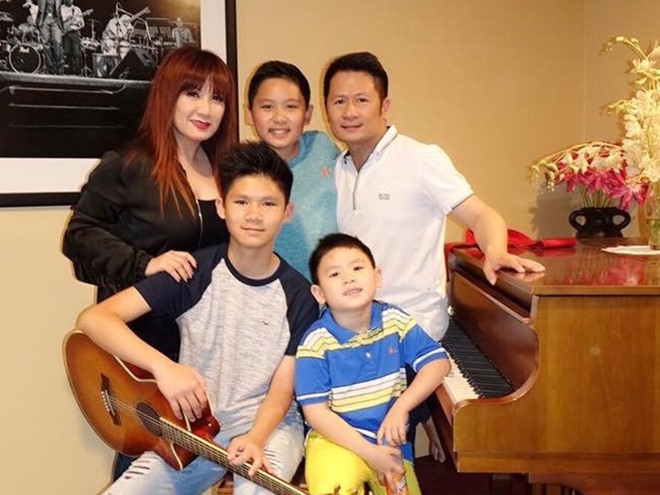 bang kieu va ban trai moi cua vo cu cung xuat hien trong mot khung hinh gay chu y voi nhieu nguoi