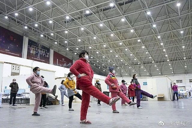 trung quoc nguoi dan tap the duc vui choi trong khu vuc cach ly ncov