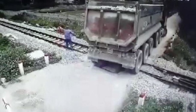 Tin tức trong ngày 1/3 mới nhất: Nhân viên gác chắn cứu tàu khỏi tai nạn tin tuc trong ngay 13 moi nhat nhan vien gac chan cuu tau khoi tai nan