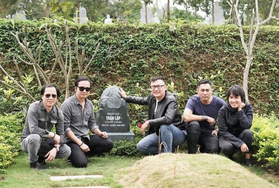 anh vo con tran lap ben mo co nghe si khien nhieu nguoi xuc dong