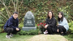 anh vo con tran lap ben mo co nghe si khien nhieu nguoi xuc dong