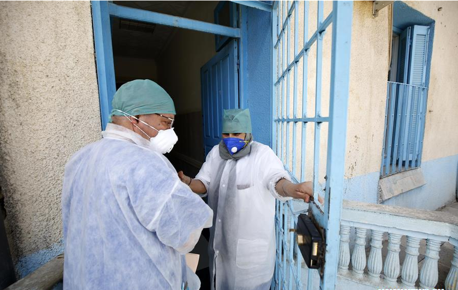 algeria gia dinh co 16 nguoi nhiem virus corona