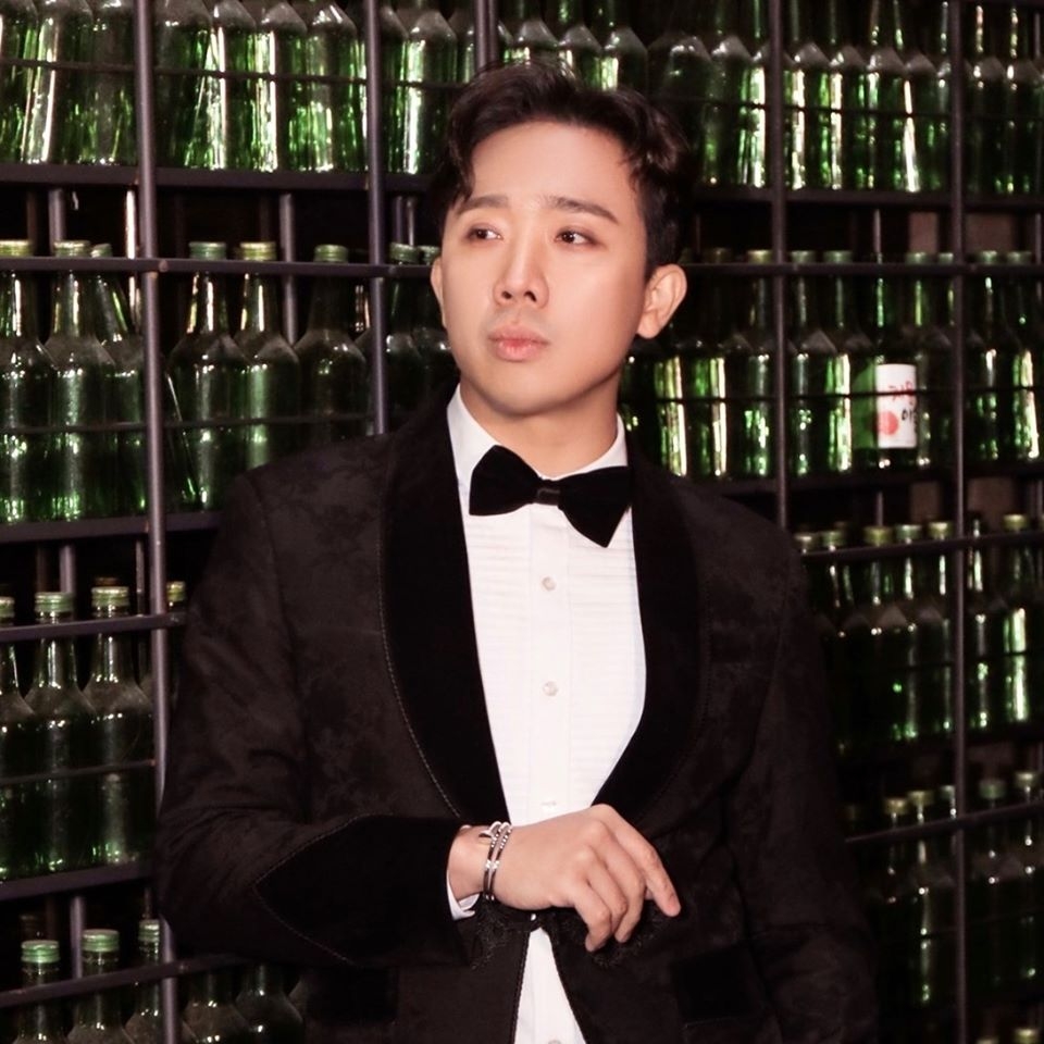 tran thanh hua tang qua cho tinh nguyen vien sau khi het dich covid 19