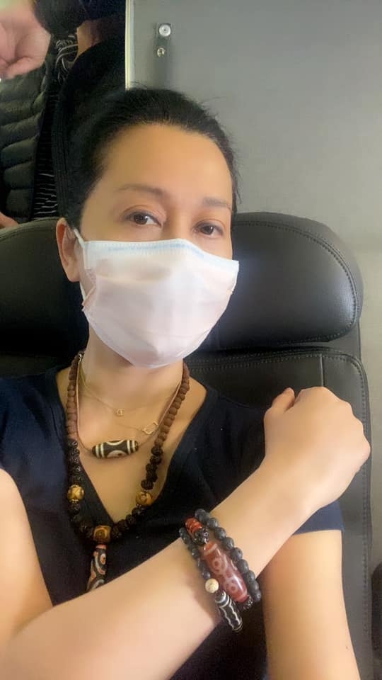 tran thanh hua tang qua cho tinh nguyen vien sau khi het dich covid 19