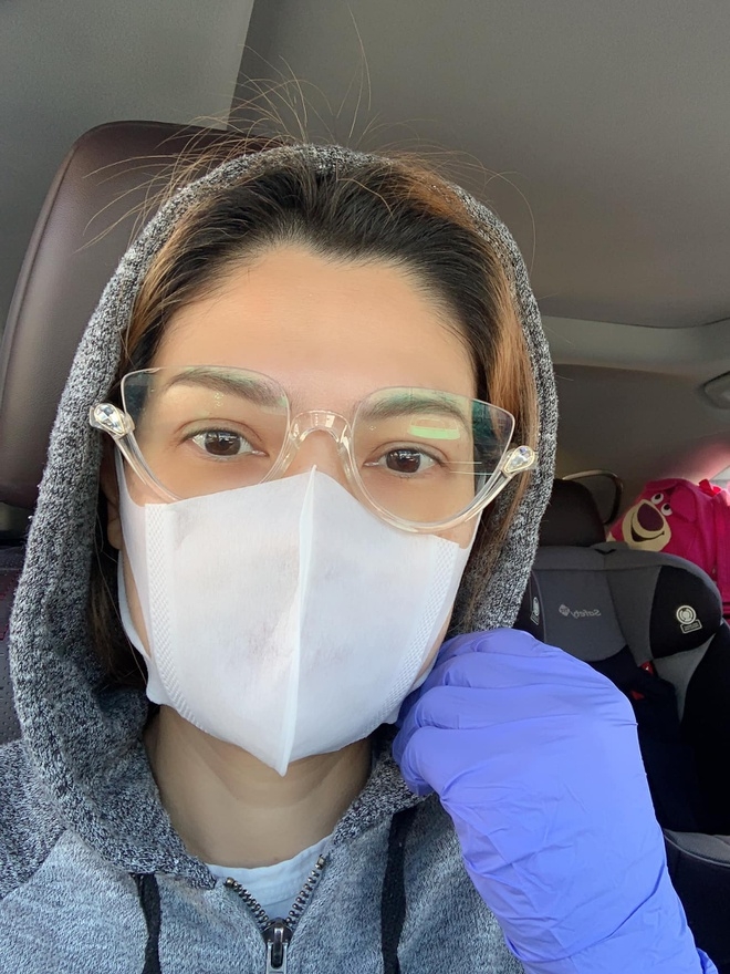 tran thanh hua tang qua cho tinh nguyen vien sau khi het dich covid 19