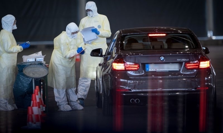 tin tuc the gioi moi nhat hom nay 14 be trai nguoi anh khoe manh qua doi vi covid 19