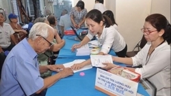 Dịch Covid-19: Trường hợp nào được nhận lương hưu, trợ cấp BHXH tại nhà?