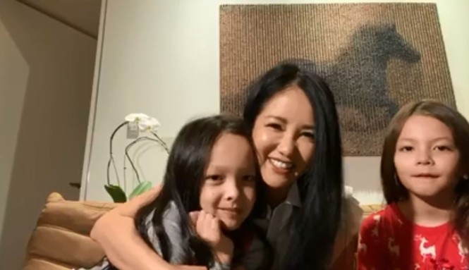 hong nhung lo mat ban trai ngoai quoc trong doan livestream o nha