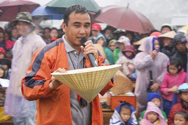 mc quyen linh 20 nam giup doi giup nguoi van thay minh nho be binh thuong