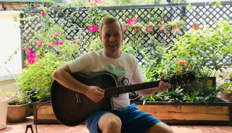 dai su anh vua dan vua hat ca khuc viet nhung ngay cach ly khien dan mang thich thu