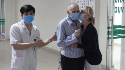 doi tre nop phat 600 usd vi om hon nhau giua luc cach ly xa hoi phong covid 19
