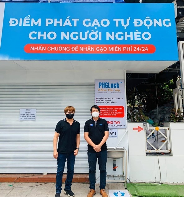 mc dai nghia trien khai lap 5 may atm gao trong tan ung ho 2 tan gao cho nguoi ngheo