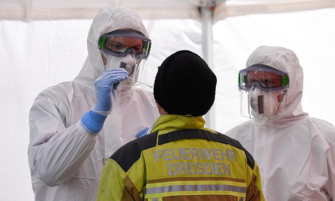 ca nhiem va chet vi covid 19 tang ky luc duc van noi phong toa