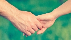 cach nam tay tiet lo dieu thu vi ve tinh yeu va su chung thuy