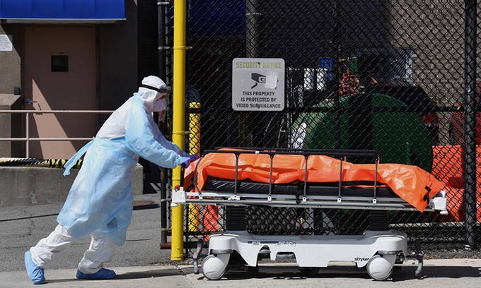 my them gan 2000 ca tu vong trump canh bao trung quoc ganh hau qua vi covid 19