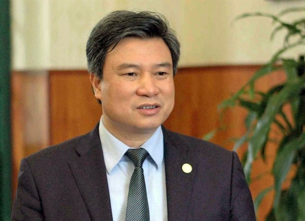 hoc sinh den truong ngoi cach nhau 15 m moi lop khong qua 20 hoc sinh