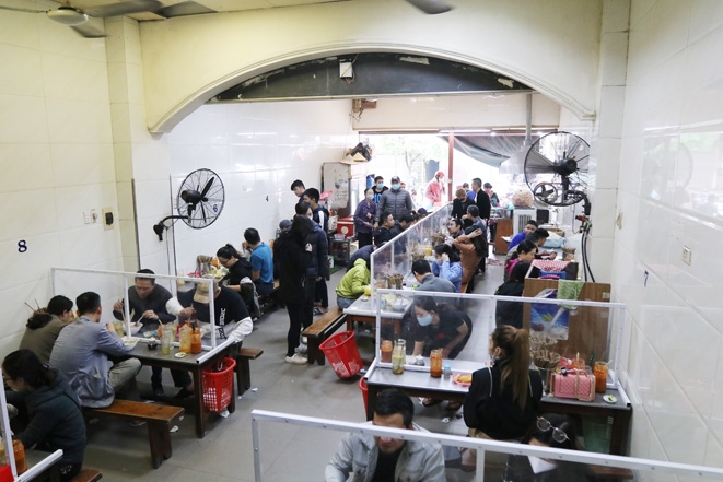 ha noi yeu cau khach ngoi cach 2 m trong quan ca phe phong gym yoga o sai gon duoc hoat dong