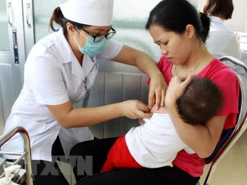 sau hon 1 thang tam dung ha noi trien khai tiem chung mo rong tro lai