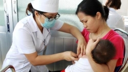 Sau hơn 1 tháng tạm dừng, Hà Nội triển khai tiêm chủng mở rộng trở lại