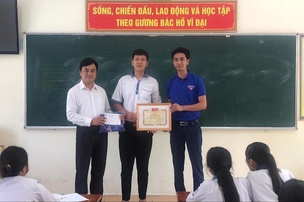 Tin tức trong ngày 13/5 mới nhất: Nam sinh lớp 11 lao xuống biển cứu bé gái đuối nước tin tuc trong ngay 135 moi nhat nam sinh lop 11 lao xuong bien cuu be gai duoi nuoc