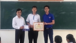 Tin tức trong ngày 13/5 mới nhất: Nam sinh lớp 11 lao xuống biển cứu bé gái đuối nước