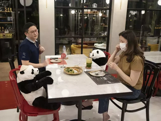 xep khach ngoi an voi gau bong cho do lac long nha hang viet len bao nuoc ngoai