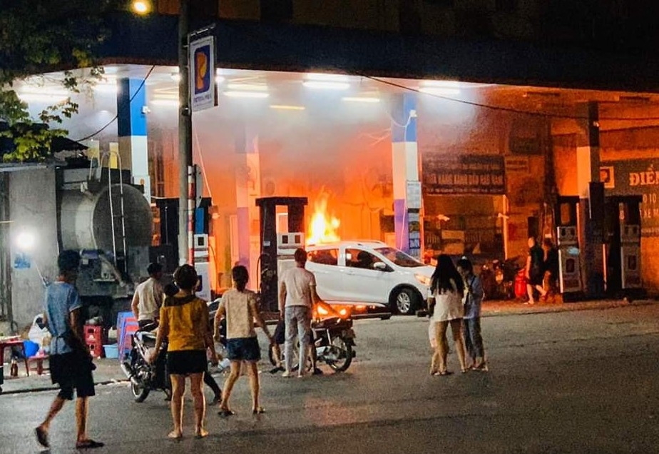 tin tuc trong ngay 285 moi nhat bi o to dam do cay xang o ha noi boc chay