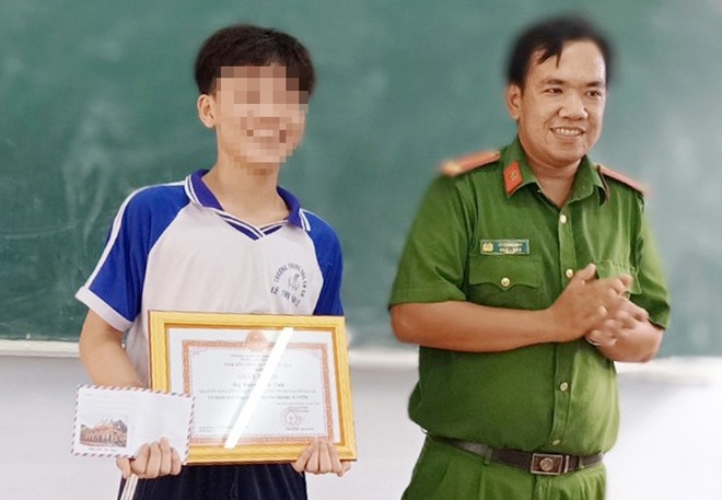 tin tuc trong ngay 315 moi nhat nam sinh lop 8 bat trom duoc cong an khen thuong