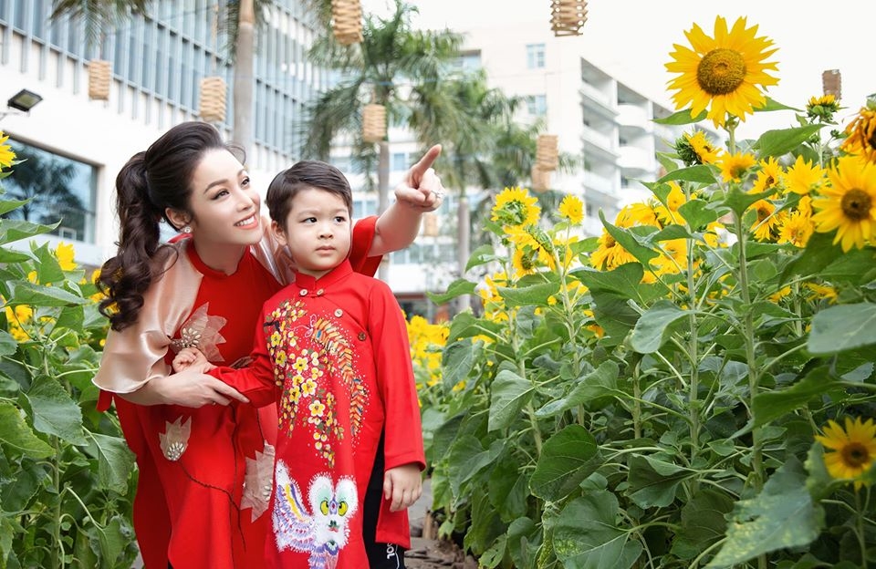 nhat kim anh lai len tieng to gia dinh chong cu duoi ve khi den tham con