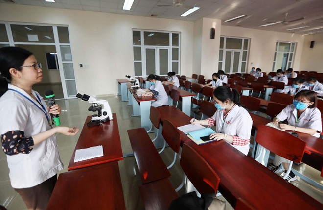 vu hoc phi truong y duoc tang den 70 trieu dongnam bo y te noi gi