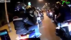 loay hoay rut sung ra khoi quan ten cuop tu ban chinh minh