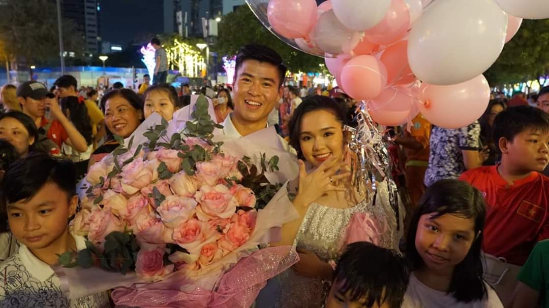 cau thu duy manh cau hon ban gai hotgirl tai pho di bo nguyen hue