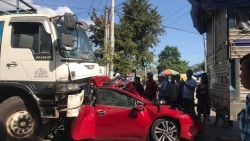 binh thuan xe con dung den do bi xe tai tong bep dum