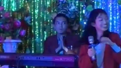 khach hat ngang phe nguoi dem dan danh ngoi im va bieu cam bat luc