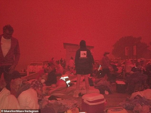 buc anh dua tre trong khung canh bau troi chuyen sang mau do gay chan dong the gioi