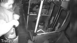 video phan no canh doi nam nu cuop thung bia cua ba cu giua ban ngay