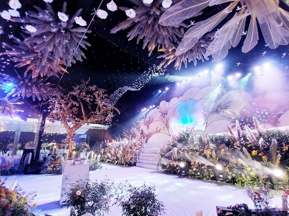 dam cuoi xa hoa nhat dat mo tien trang tri het 25 ty dong hon 30 trieu mot mam co